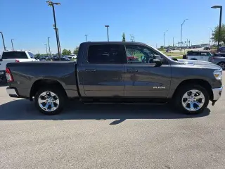 Ram 1500 2022 4x4 Big Horn 4 puertas Cabina de Tripulación 5.6 pies. SB Pickup