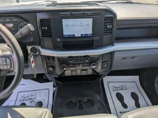 Ford F-250 Super Duty 2024 4x2 XL 2 puertas Cabina Regular Caja de 8 pies Pickup