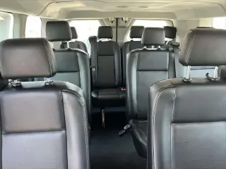 Furgoneta de pasajeros Ford Transit 2024 350 XL de 3 puertas, distancia entre ejes larga y techo bajo