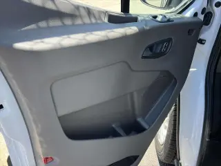 Furgoneta de pasajeros Ford Transit 2024 350 XL de 3 puertas, distancia entre ejes larga y techo bajo