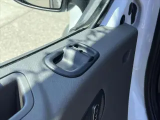 Furgoneta de pasajeros Ford Transit 2024 350 XL de 3 puertas, distancia entre ejes larga y techo bajo