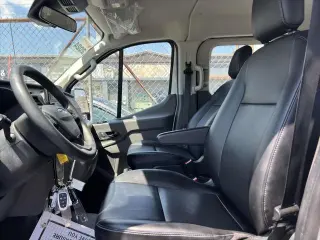 Furgoneta de pasajeros Ford Transit 2024 350 XL de 3 puertas, distancia entre ejes larga y techo bajo