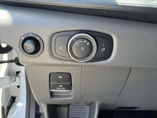 Furgoneta de pasajeros Ford Transit 2024 350 XL de 3 puertas, distancia entre ejes larga y techo bajo
