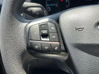 Furgoneta de pasajeros Ford Transit 2024 350 XL de 3 puertas, distancia entre ejes larga y techo bajo