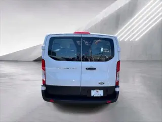 Furgoneta de pasajeros Ford Transit 2024 350 XL de 3 puertas, distancia entre ejes larga y techo bajo