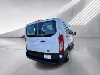 Furgoneta de pasajeros Ford Transit 2024 350 XL de 3 puertas, distancia entre ejes larga y techo bajo