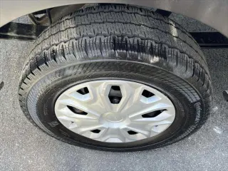 Furgoneta de pasajeros Ford Transit 2024 350 XL de 3 puertas, distancia entre ejes larga y techo bajo