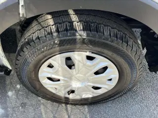 Furgoneta de pasajeros Ford Transit 2024 350 XL de 3 puertas, distancia entre ejes larga y techo bajo
