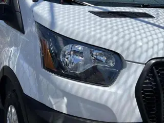 Furgoneta de pasajeros Ford Transit 2024 350 XL de 3 puertas, distancia entre ejes larga y techo bajo