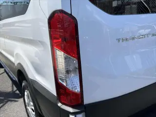 Furgoneta de pasajeros Ford Transit 2024 350 XL de 3 puertas, distancia entre ejes larga y techo bajo