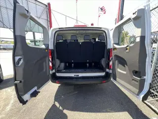Furgoneta de pasajeros Ford Transit 2024 350 XL de 3 puertas, distancia entre ejes larga y techo bajo