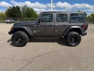 Jeep Wrangler Unlimited 2018 4x4 Sport SUV de 4 puertas (lanzamiento de medidos de año)