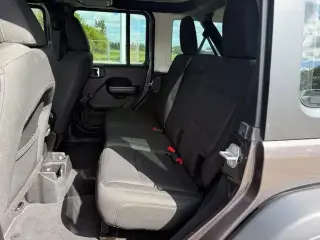 Jeep Wrangler Unlimited 2018 4x4 Sport SUV de 4 puertas (lanzamiento de medidos de año)