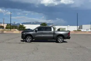 RAM 1500 Limited 4x4 Cabina Extendida 4x4 5'7" Caja