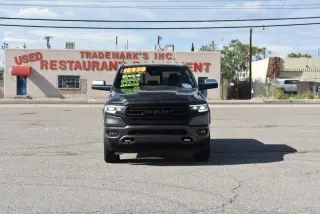RAM 1500 Limited 4x4 Cabina Extendida 4x4 5'7" Caja