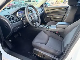 Chrysler 300 2023 Touring 4dr Sedán
