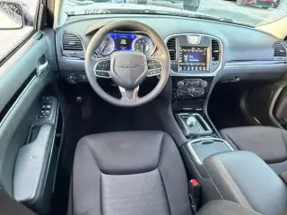 Chrysler 300 2023 Touring 4dr Sedán