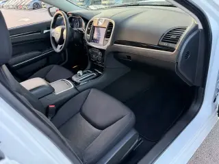 Chrysler 300 2023 Touring 4dr Sedán