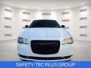 Chrysler 300 2023 Touring 4dr Sedán