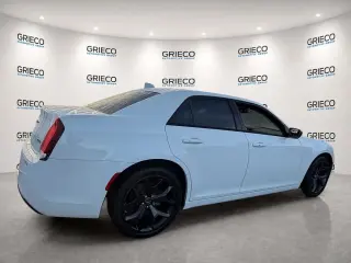 Chrysler 300 2023 Touring 4dr Sedán