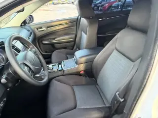 Chrysler 300 2023 Touring 4dr Sedán