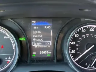 Toyota Camry Híbrido 2024 SE 4d Sedán