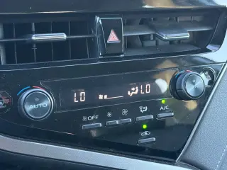Toyota Camry Híbrido 2024 SE 4d Sedán