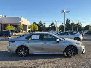 Toyota Camry Híbrido 2024 SE 4d Sedán