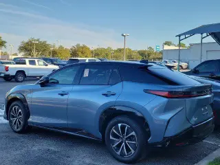 Lexus RZ 450e 2024 tracción en todas las ruedas Premium 4p Crossover con ruedas de 18 pulgadas