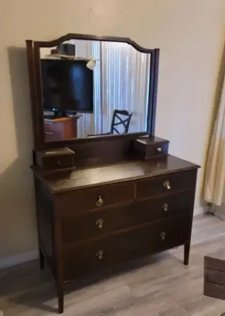 CÓMODA CON ESPEJO SUR LA.