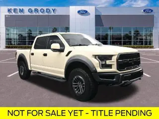 Ford F-150 2019 4x4 Raptor 4p SuperCab 5.5 ft. CA con techo solar de panel doble, paquete de tecnología Raptor, 17 ruedas de aluminio forjado compatibles con llantas de bloqueo, escalón de portón con asistencia de elevación de portón, paquete de lujo Grup