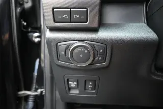 Ford F-150 2019 4x4 Raptor 4p SuperCab 5.5 ft. CA con techo solar de panel doble, paquete de tecnología Raptor, 17 ruedas de aluminio forjado compatibles con llantas de bloqueo, escalón de portón con asistencia de elevación de portón, paquete de lujo Grup