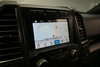 Ford F-150 2019 4x4 Raptor 4p SuperCab 5.5 ft. CA con techo solar de panel doble, paquete de tecnología Raptor, 17 ruedas de aluminio forjado compatibles con llantas de bloqueo, escalón de portón con asistencia de elevación de portón, paquete de lujo Grup