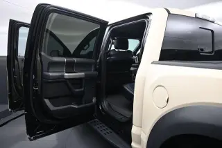 Ford F-150 2019 4x4 Raptor 4p SuperCab 5.5 ft. CA con techo solar de panel doble, paquete de tecnología Raptor, 17 ruedas de aluminio forjado compatibles con llantas de bloqueo, escalón de portón con asistencia de elevación de portón, paquete de lujo Grup