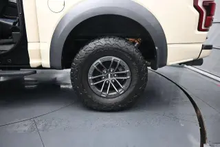 Ford F-150 2019 4x4 Raptor 4p SuperCab 5.5 ft. CA con techo solar de panel doble, paquete de tecnología Raptor, 17 ruedas de aluminio forjado compatibles con llantas de bloqueo, escalón de portón con asistencia de elevación de portón, paquete de lujo Grup