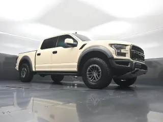 Ford F-150 2019 4x4 Raptor 4p SuperCab 5.5 ft. CA con techo solar de panel doble, paquete de tecnología Raptor, 17 ruedas de aluminio forjado compatibles con llantas de bloqueo, escalón de portón con asistencia de elevación de portón, paquete de lujo Grup