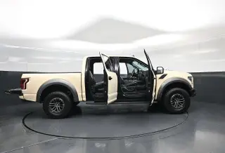 Ford F-150 2019 4x4 Raptor 4p SuperCab 5.5 ft. CA con techo solar de panel doble, paquete de tecnología Raptor, 17 ruedas de aluminio forjado compatibles con llantas de bloqueo, escalón de portón con asistencia de elevación de portón, paquete de lujo Grup