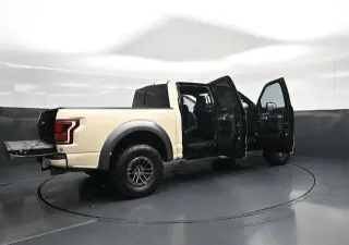 Ford F-150 2019 4x4 Raptor 4p SuperCab 5.5 ft. CA con techo solar de panel doble, paquete de tecnología Raptor, 17 ruedas de aluminio forjado compatibles con llantas de bloqueo, escalón de portón con asistencia de elevación de portón, paquete de lujo Grup