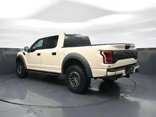 Ford F-150 2019 4x4 Raptor 4p SuperCab 5.5 ft. CA con techo solar de panel doble, paquete de tecnología Raptor, 17 ruedas de aluminio forjado compatibles con llantas de bloqueo, escalón de portón con asistencia de elevación de portón, paquete de lujo Grup