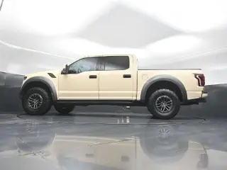 Ford F-150 2019 4x4 Raptor 4p SuperCab 5.5 ft. CA con techo solar de panel doble, paquete de tecnología Raptor, 17 ruedas de aluminio forjado compatibles con llantas de bloqueo, escalón de portón con asistencia de elevación de portón, paquete de lujo Grup