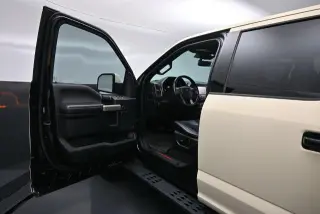 Ford F-150 2019 4x4 Raptor 4p SuperCab 5.5 ft. CA con techo solar de panel doble, paquete de tecnología Raptor, 17 ruedas de aluminio forjado compatibles con llantas de bloqueo, escalón de portón con asistencia de elevación de portón, paquete de lujo Grup