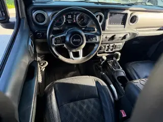 Jeep Wrangler Unlimited 2018 4x4 Moab 4dr SUV (versión de mitad de año)
