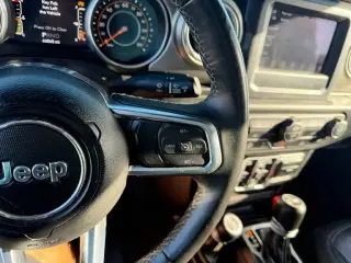 Jeep Wrangler Unlimited 2018 4x4 Moab 4dr SUV (versión de mitad de año)