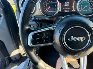 Jeep Wrangler Unlimited 2018 4x4 Moab 4dr SUV (versión de mitad de año)