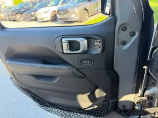 Jeep Wrangler Unlimited 2018 4x4 Moab 4dr SUV (versión de mitad de año)