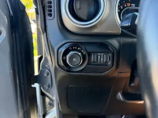 Jeep Wrangler Unlimited 2018 4x4 Moab 4dr SUV (versión de mitad de año)