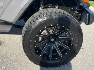 Jeep Wrangler Unlimited 2018 4x4 Moab 4dr SUV (versión de mitad de año)