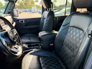 Jeep Wrangler Unlimited 2018 4x4 Moab 4dr SUV (versión de mitad de año)