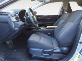 Toyota Camry LE Sedán de 4 puertas 2025