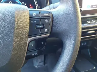 Toyota Camry LE Sedán de 4 puertas 2025
